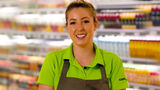 Zu sehen ist eine Verkäuferin von Coop