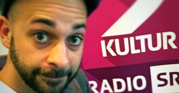 Hörspieler Dominik Zeltner bei den Aufnahmen zum Hörspiel Donjon (SRF)